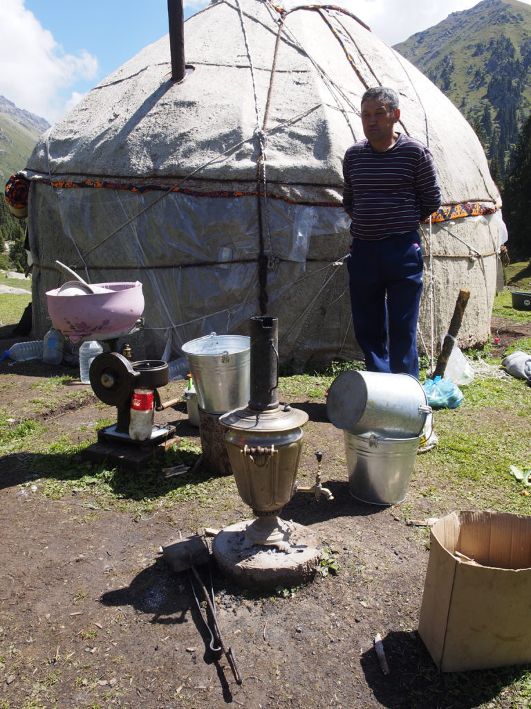 Lokale bevolking en yurt in Kirgizië
