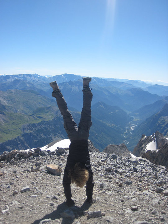 Handenstand met uitzicht op de Pyreneeën