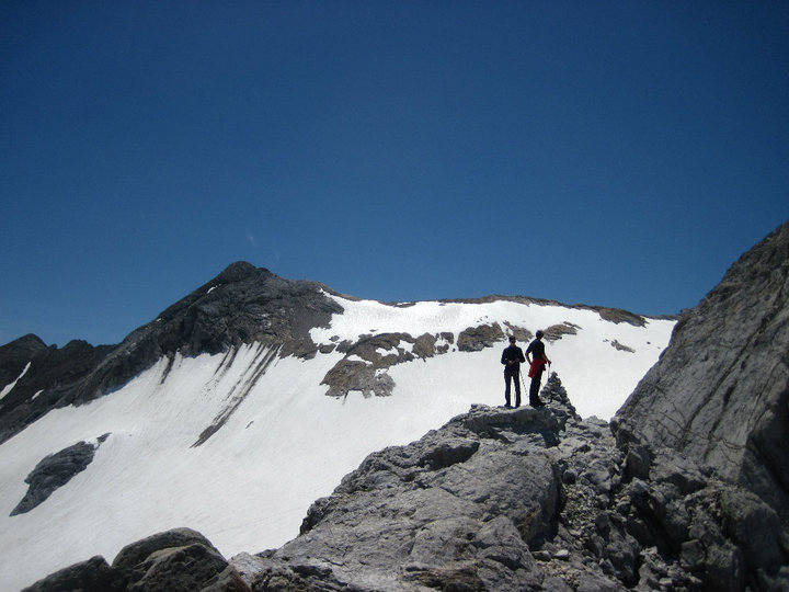 Besneeuwde bergtoppen van de Pyreneeën