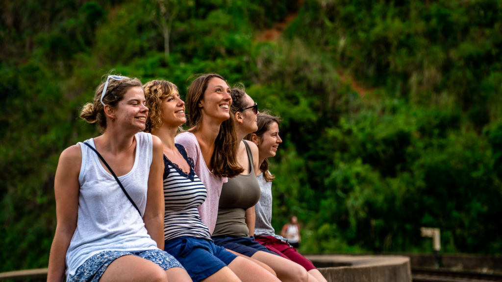 Groep jongeren tijdens de reis doorheen Sri Lanka