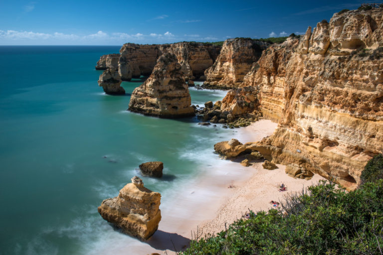 strand en kliffen in Algarve, Portugal