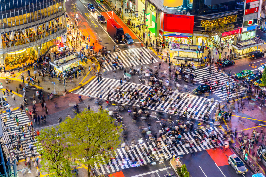 Het drukke Shibuya Crossing in metropool Tokio