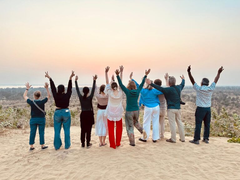 Groepsreis India Maharadja en mystiek groep mensen zee