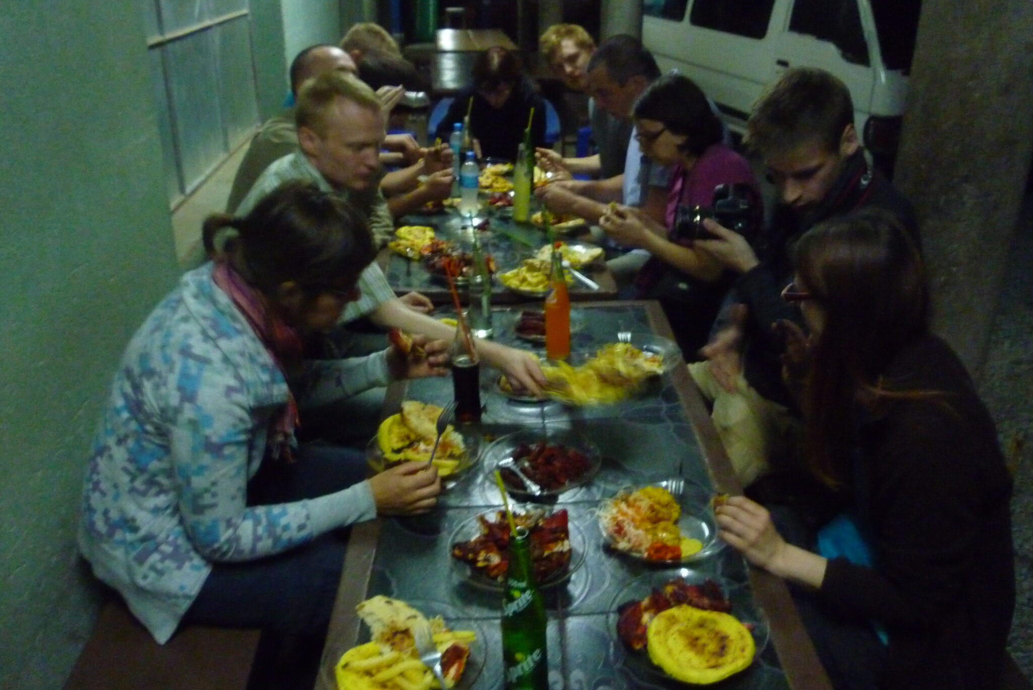 Kilimanjaro Lemosho groepsreis Tanzania trekking diner fruit