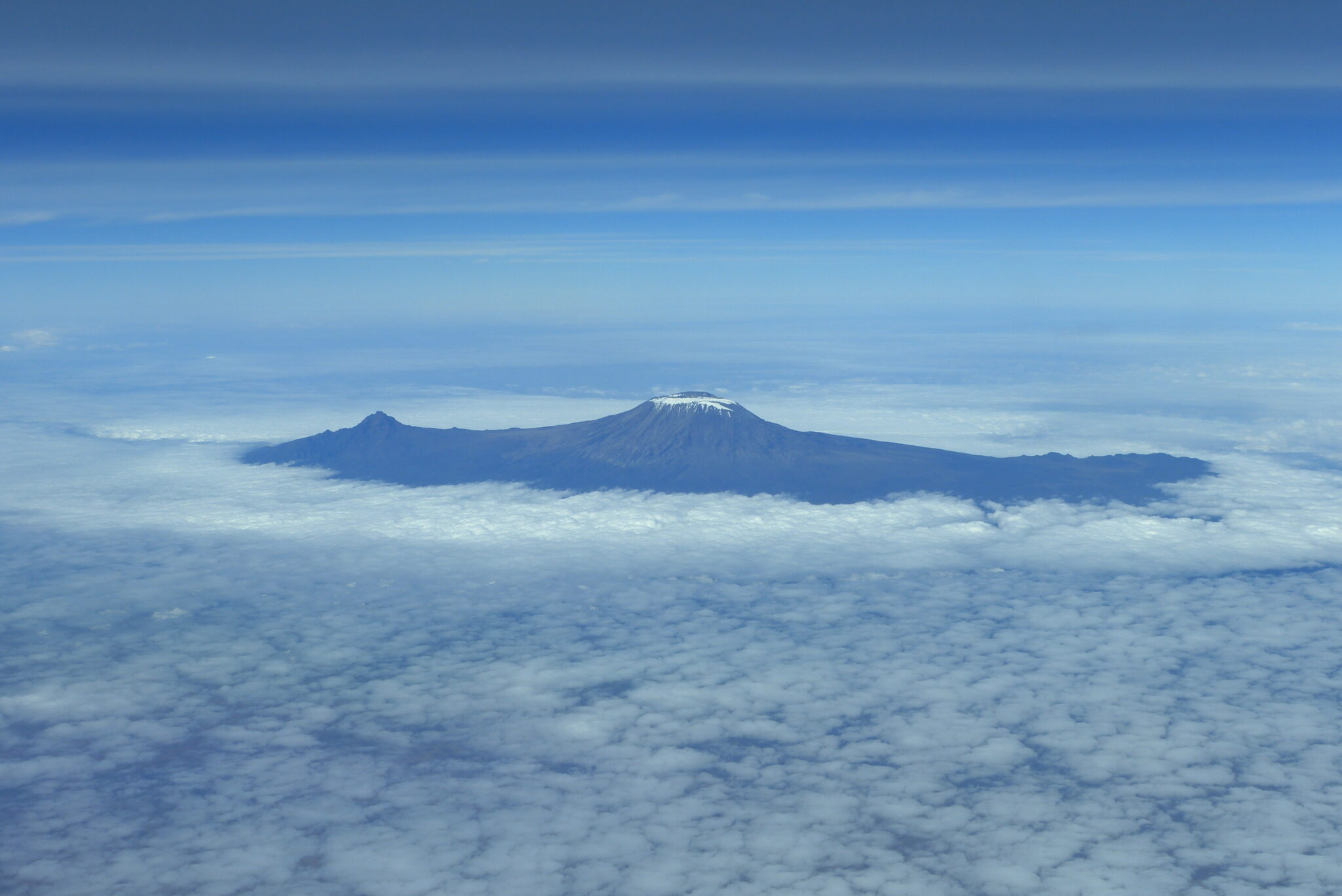Kilimanjaro Lemosho trekking luchtfoto Tanzania wolken top gebergte
