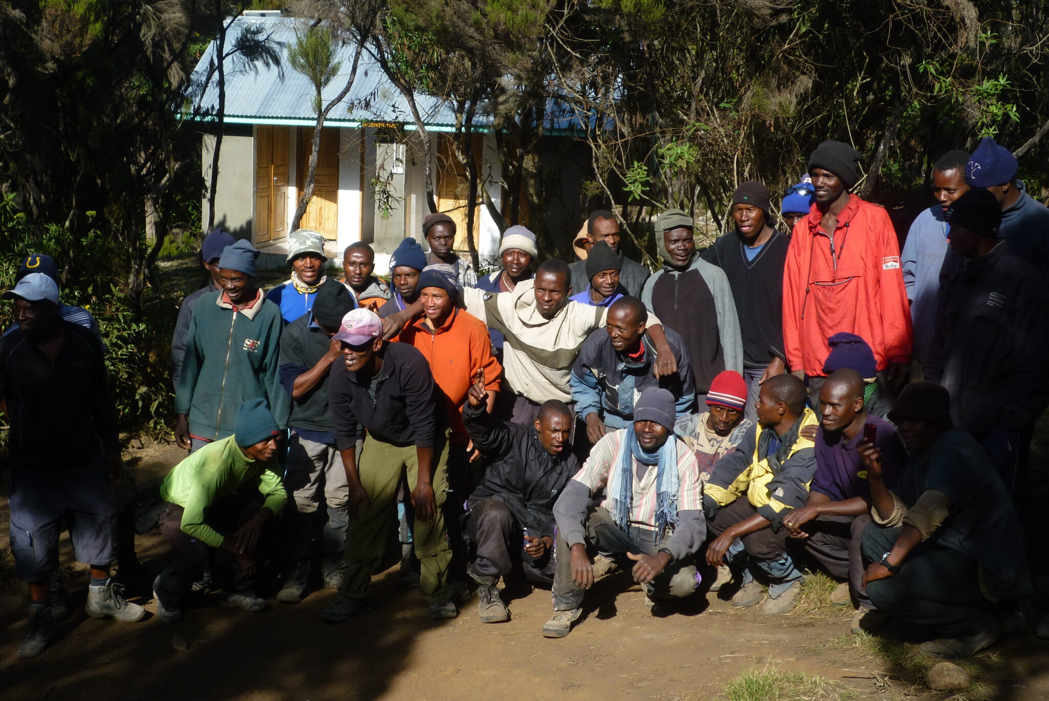 Kilimanjaro Lemosho groepsreis Tanzania groepsfoto lokale bevolking