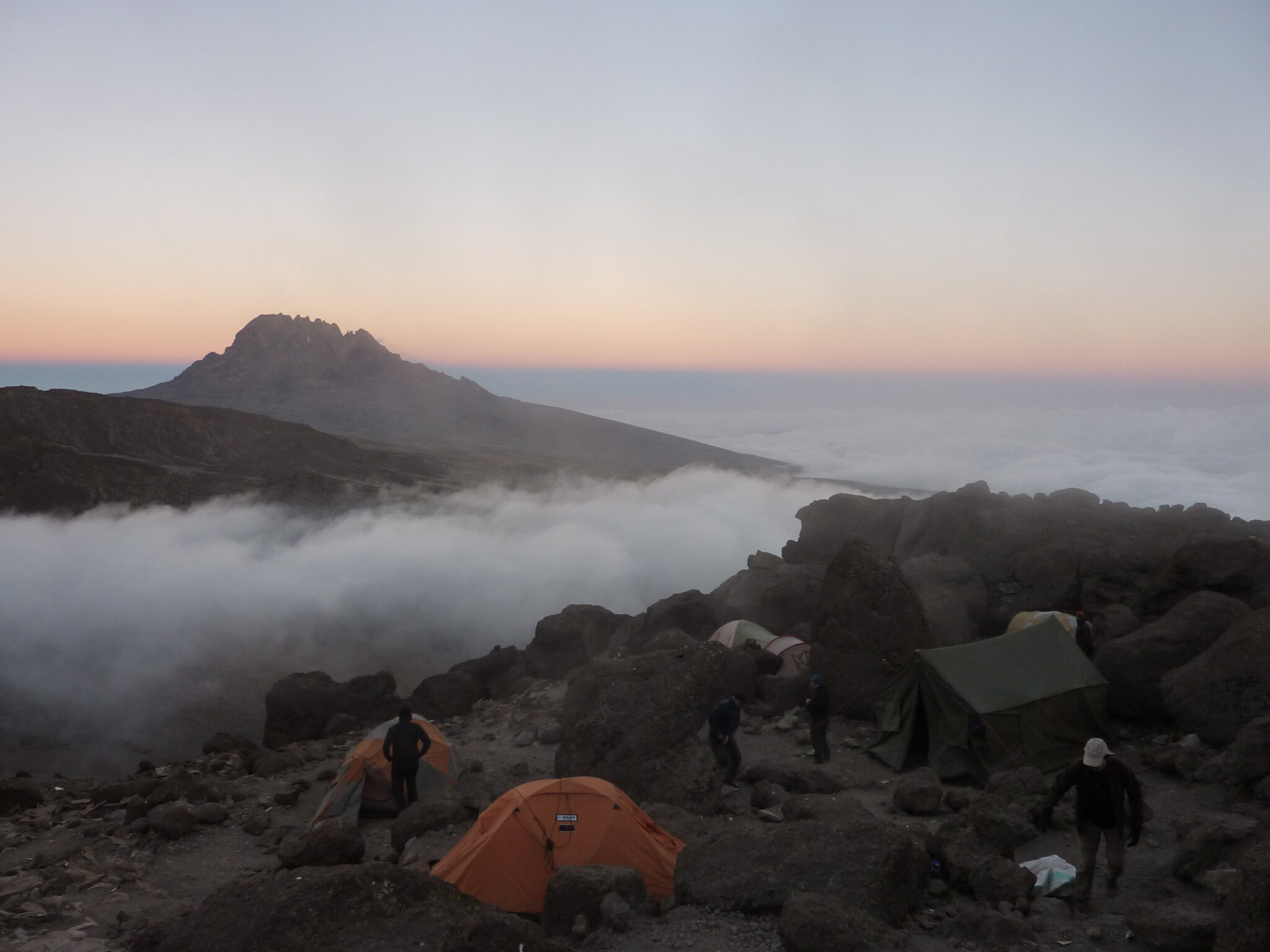 Kilimanjaro Lemosho Tanzania gebergte kamp Barafu zonsondergang mist